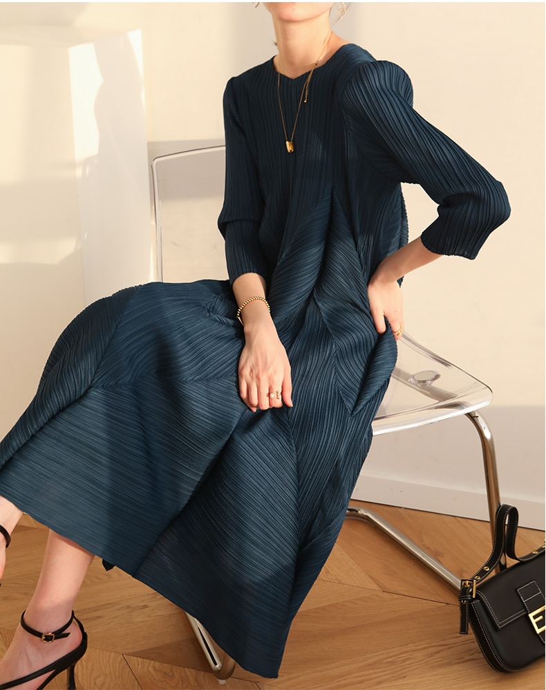 The new  Autumn Instagram-inspired Miyake pleated V-neck fashion European Street slimming mid-length dress - imaget 7 The new  Autumn Instagram-inspired Miyake pleated V-neck fashion European Street slimming mid-length dress - imaget 7