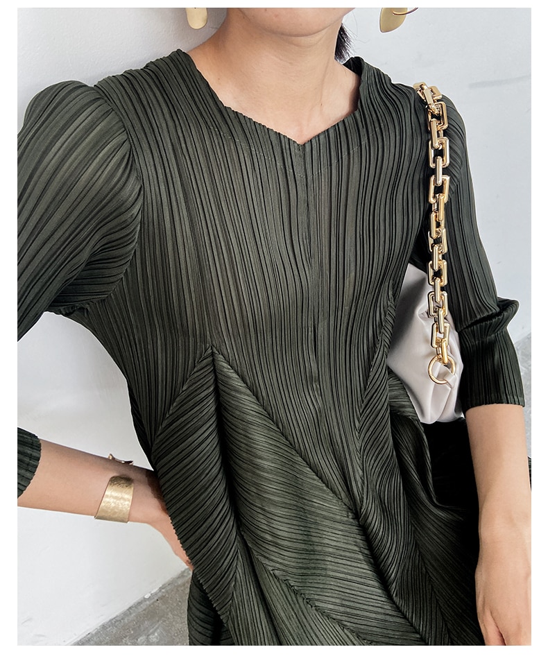 The new  Autumn Instagram-inspired Miyake pleated V-neck fashion European Street slimming mid-length dress - imaget 11 The new  Autumn Instagram-inspired Miyake pleated V-neck fashion European Street slimming mid-length dress - imaget 11