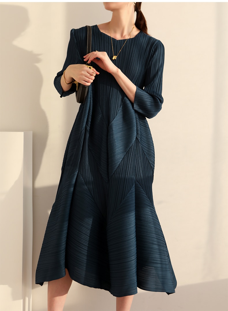 The new  Autumn Instagram-inspired Miyake pleated V-neck fashion European Street slimming mid-length dress - imaget 8 The new  Autumn Instagram-inspired Miyake pleated V-neck fashion European Street slimming mid-length dress - imaget 8