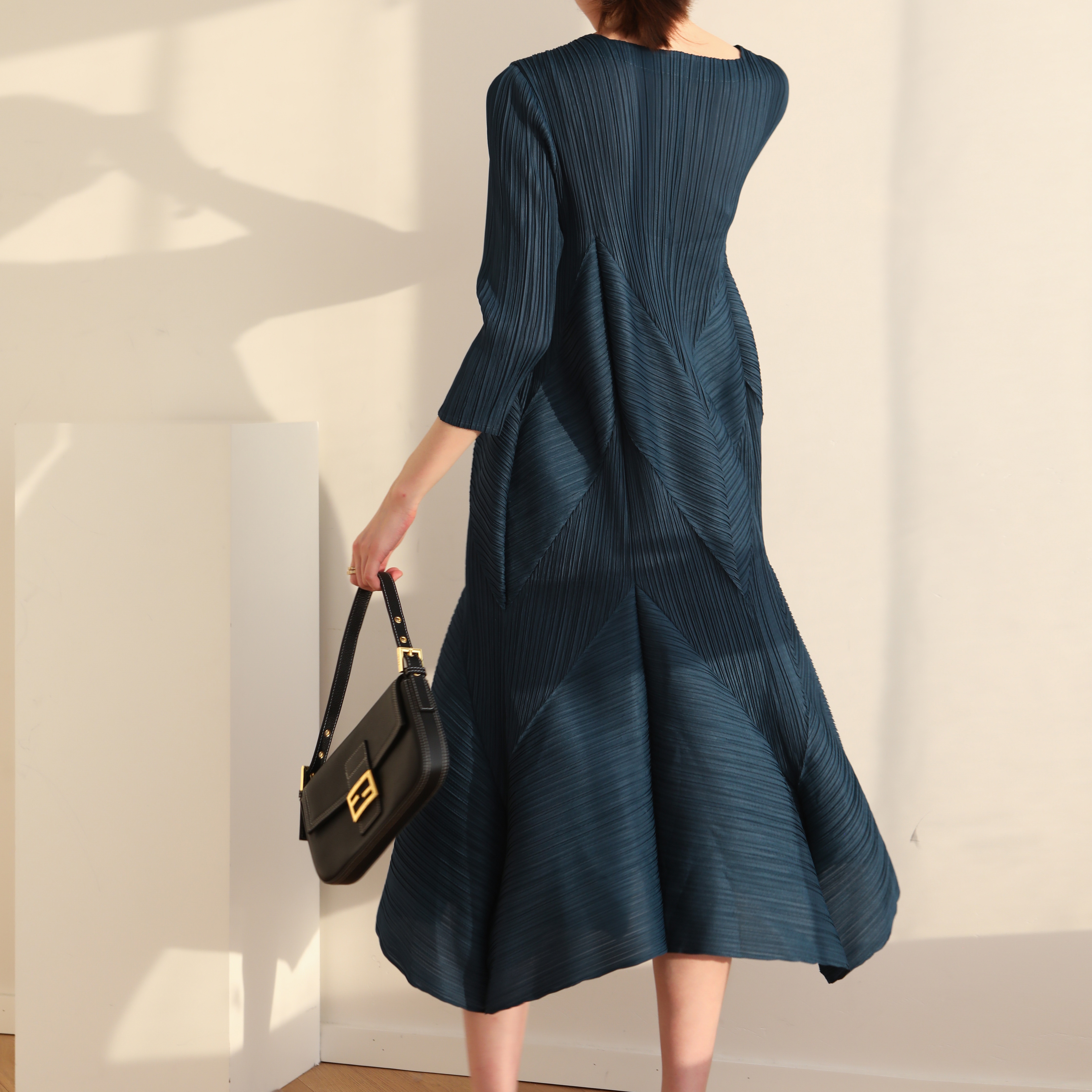 The new  Autumn Instagram-inspired Miyake pleated V-neck fashion European Street slimming mid-length dress The new  Autumn Instagram-inspired Miyake pleated V-neck fashion European Street slimming mid-length dress