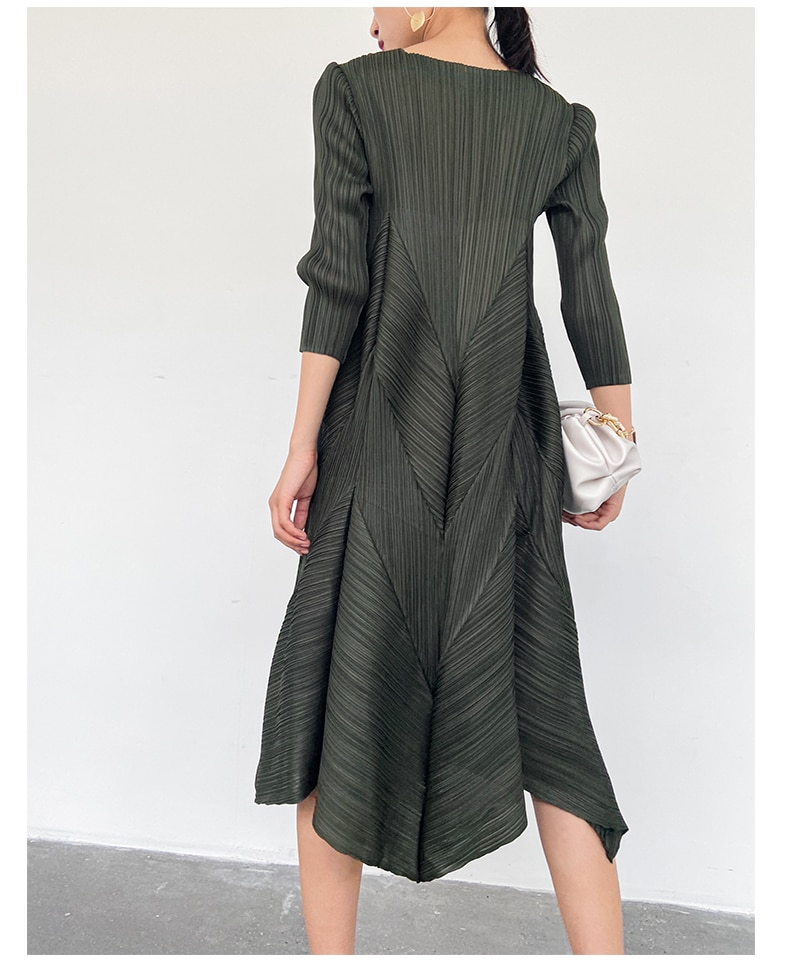 The new  Autumn Instagram-inspired Miyake pleated V-neck fashion European Street slimming mid-length dress - imaget 12 The new  Autumn Instagram-inspired Miyake pleated V-neck fashion European Street slimming mid-length dress - imaget 12