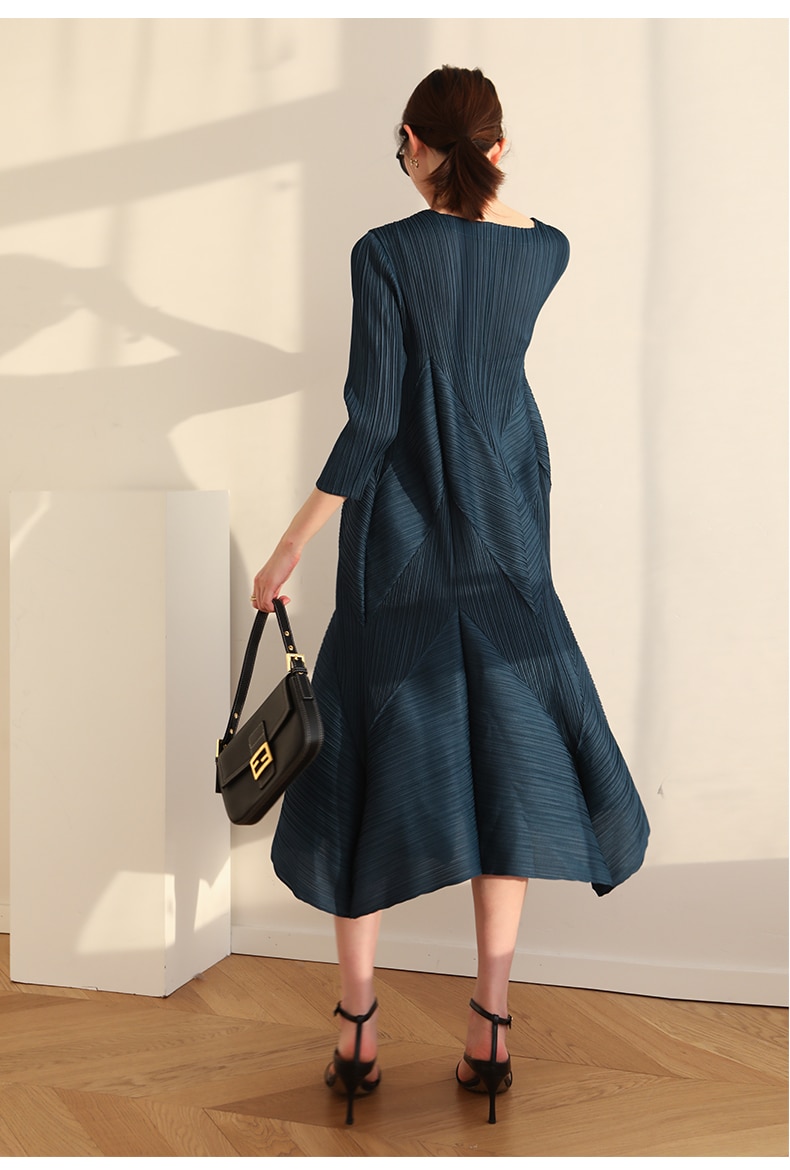 The new  Autumn Instagram-inspired Miyake pleated V-neck fashion European Street slimming mid-length dress - imaget 6 The new  Autumn Instagram-inspired Miyake pleated V-neck fashion European Street slimming mid-length dress - imaget 6